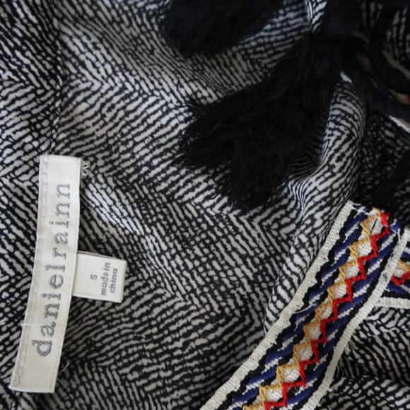 Daniel Rainn Tassel Tie Black & Beige 3/4 Sleeve Polyester Top Size Small - Picture 4 of 4